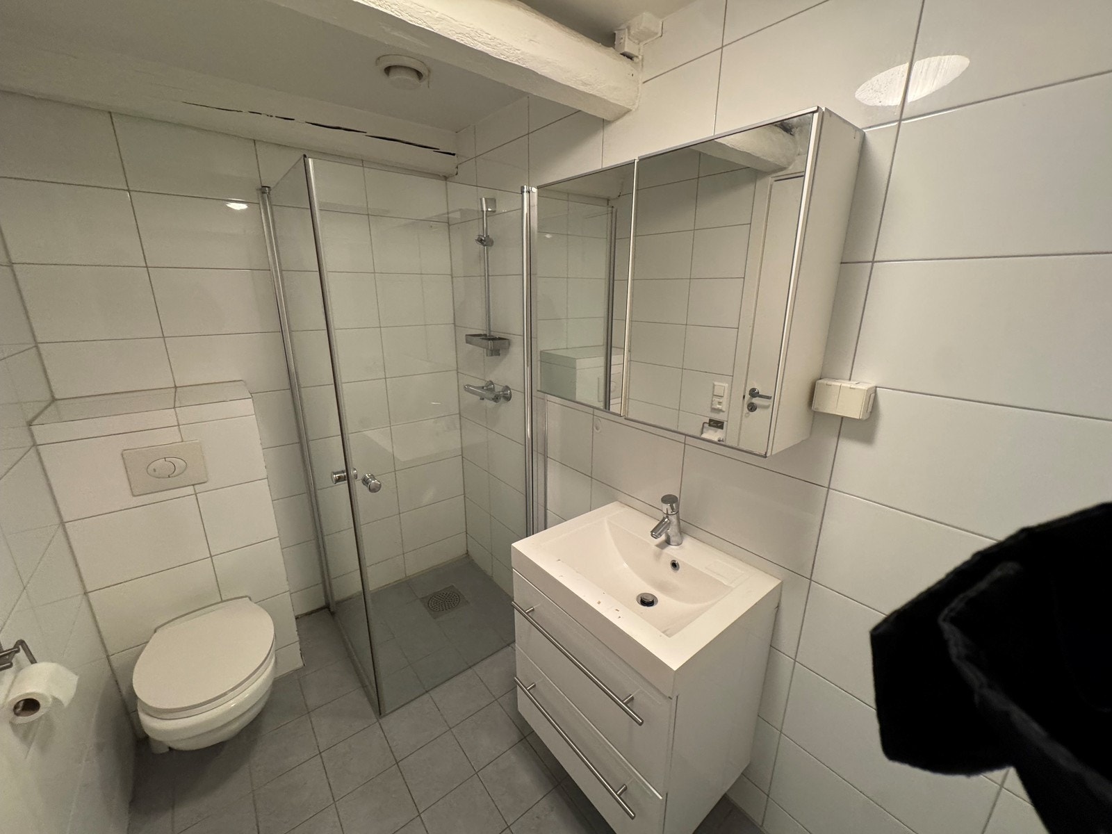 Badet har speilskap og skuffer under servant. Galleribilde