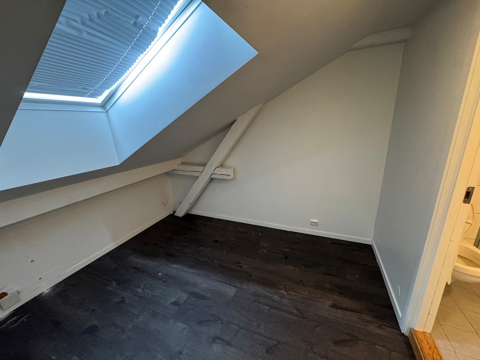 Plass til seng av god størrelse i soverom. Galleribilde