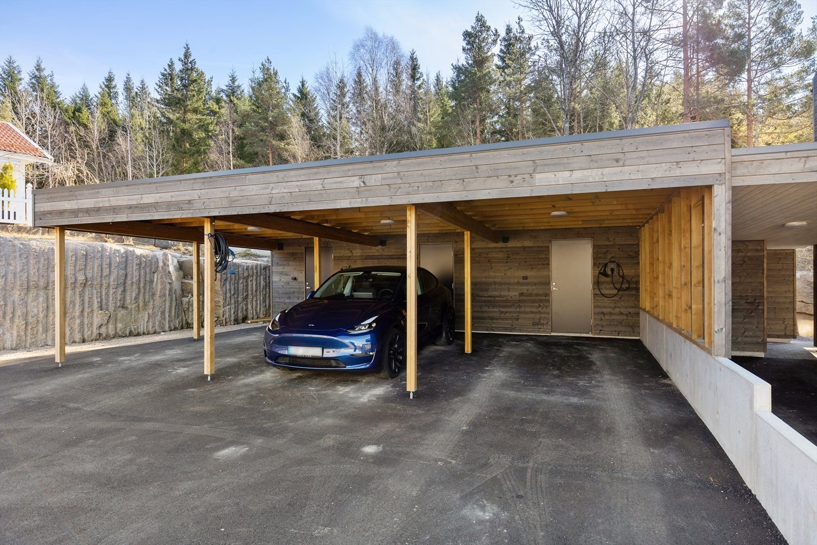 Til boligen hører en carport på ca. 15 m² og en tilhørende ekstern bod på 6 m², bygget i 2025. Galleribilde