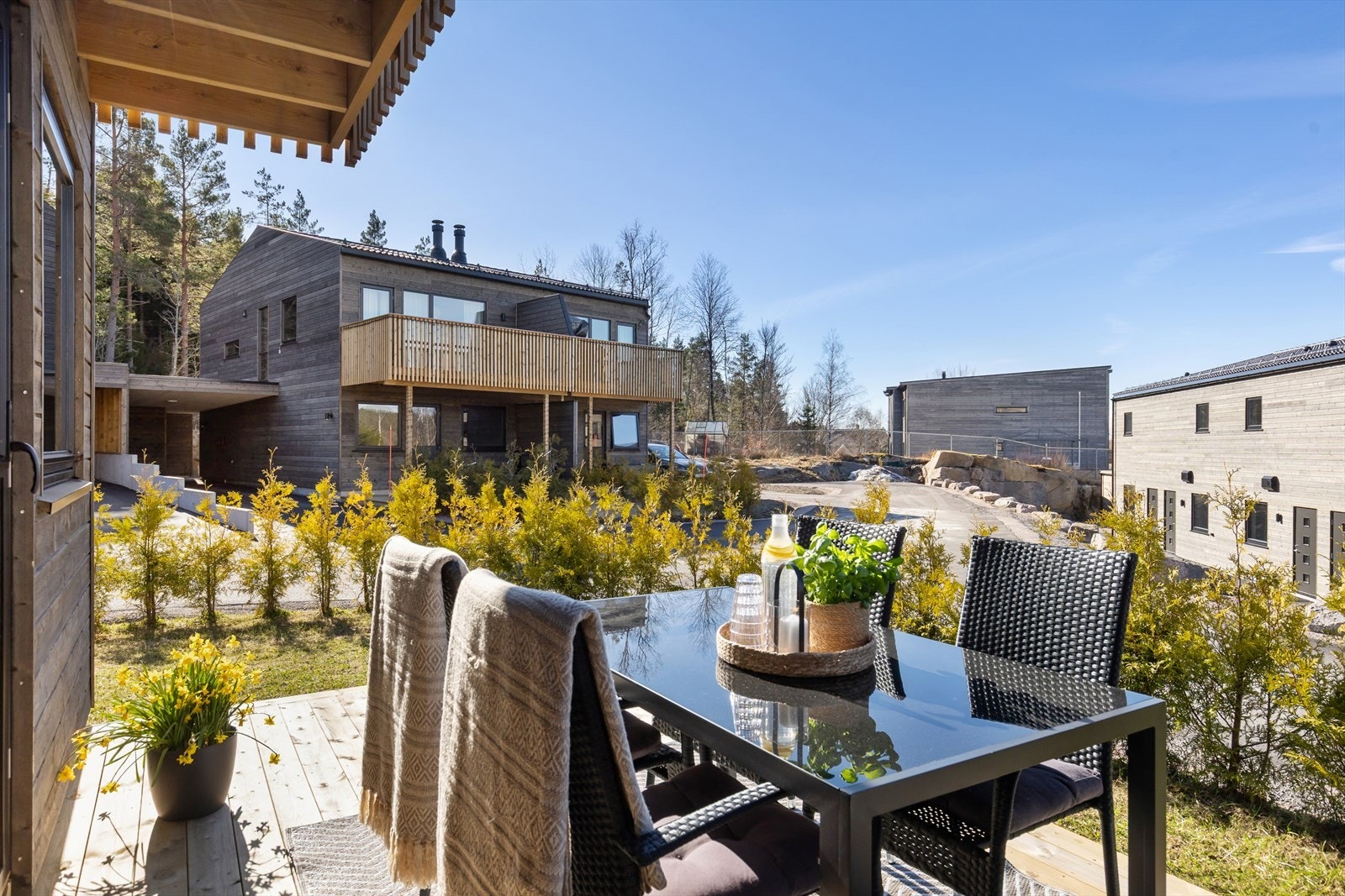 Fra terrassen i første etasje har man utsyn over egen hage og fellesområdene. Tomten er opparbeidet med plen og hekk. Galleribilde