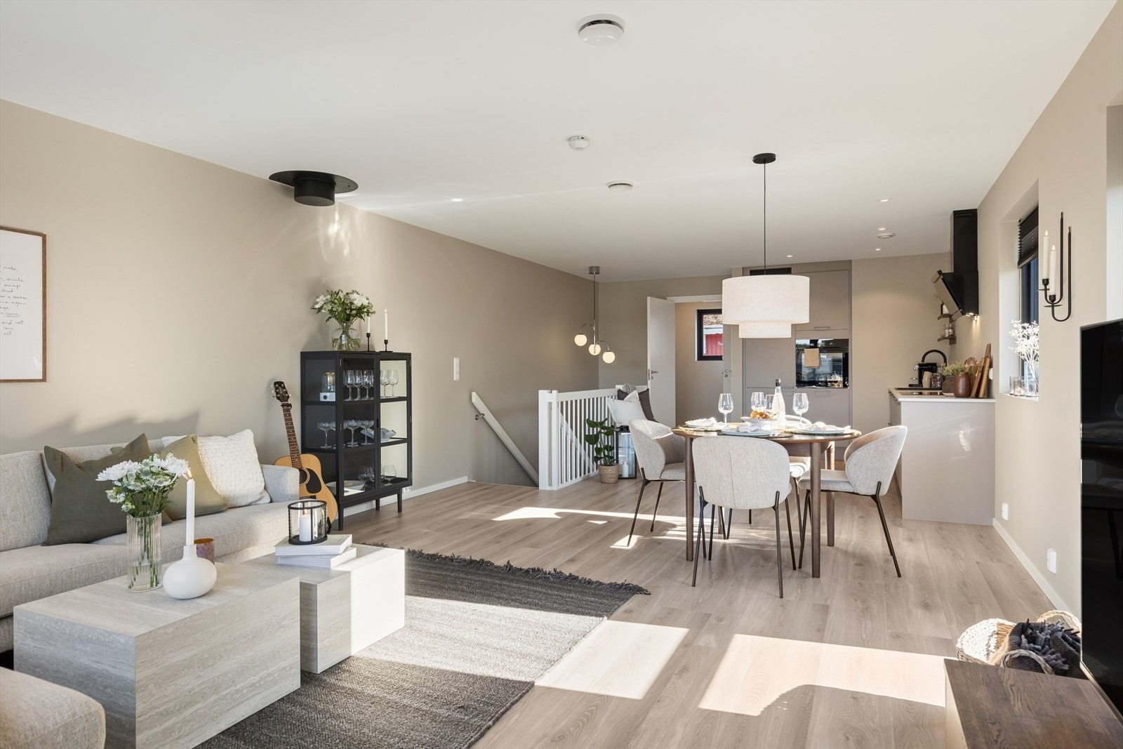 Hele etasjen utgjør en sosial sone på 49 m², designet for et moderne familieliv. Galleribilde