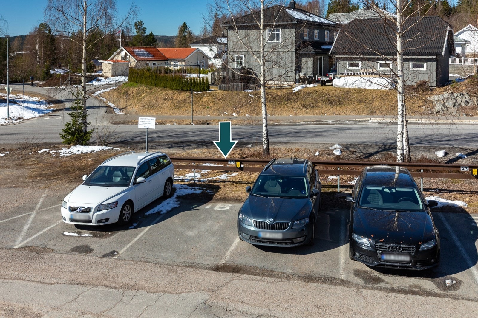 Det medfølger en utvendig, oppmerket parkeringsplass med ferdig tilrettelagt opplegg for elbillading. Galleribilde