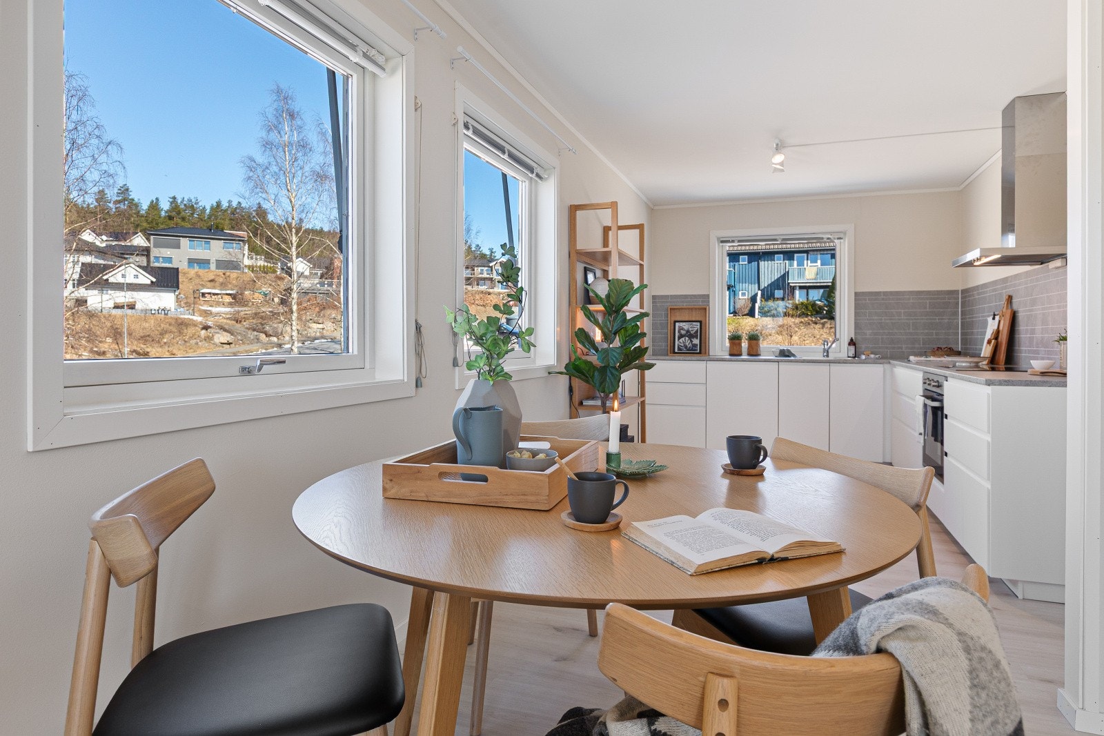 Legg merke til de mange vinduene denne hjørneleiligheten har, som bidrar til rikelig med lys og en luftig romfølelse. Galleribilde
