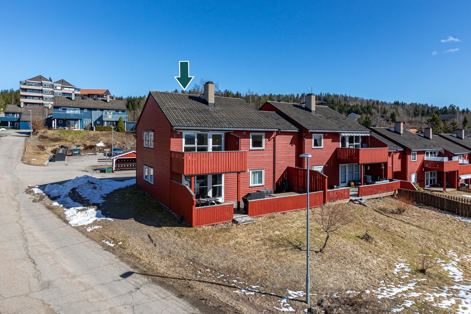 Leiligheten ligger i et veletablert boligområde, langt opp i Holkebylia. Galleribilde