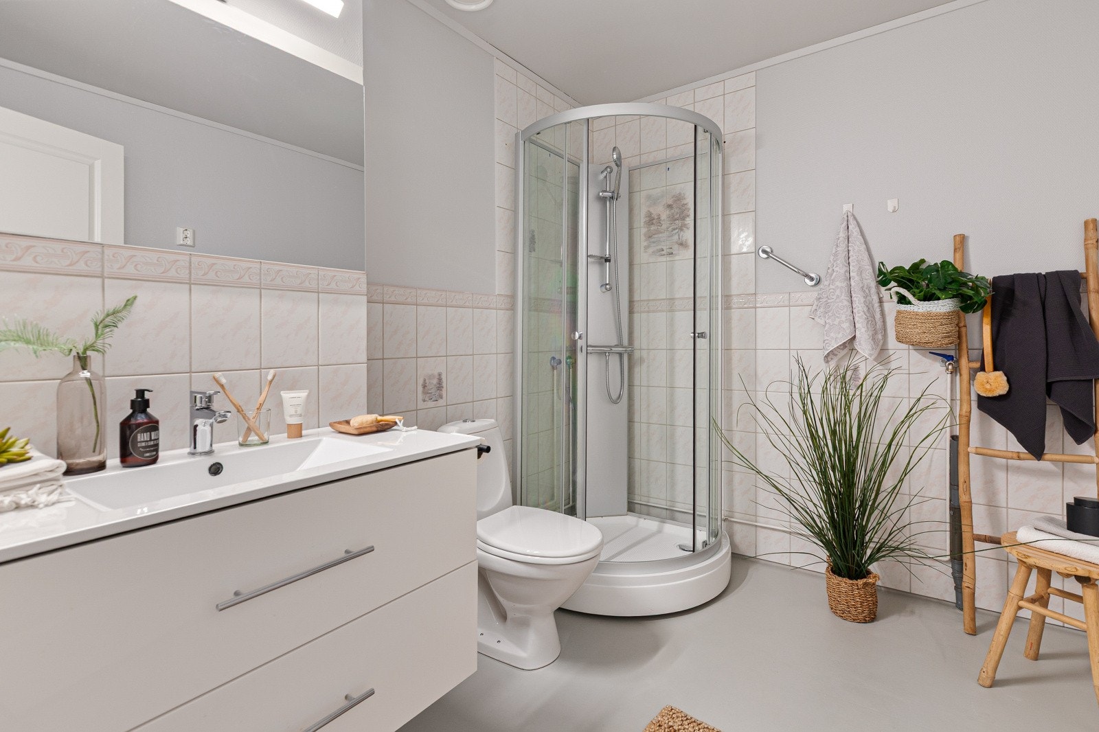 Badet er oppgradert med en nyere innredning og dusjkabinett, ellers er badet fra byggeår. Galleribilde