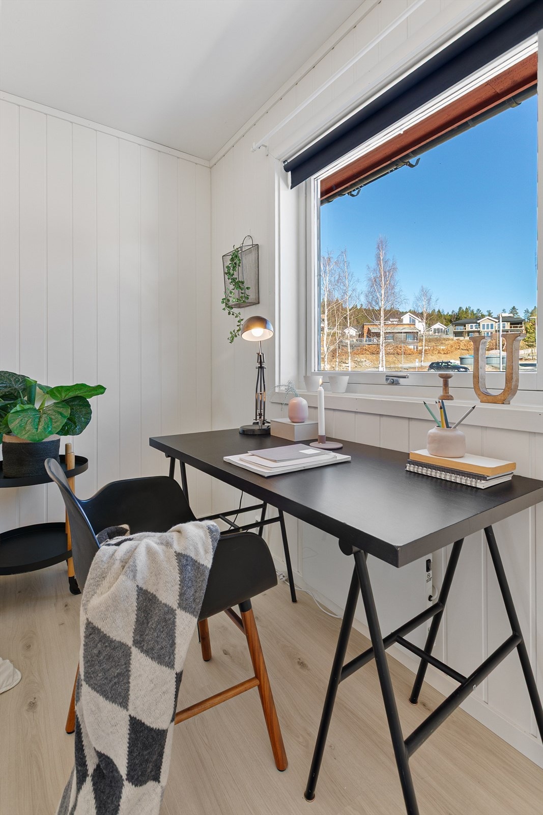 Ved vinduet er det en fin plass for en hjemmekontorløsning. Galleribilde