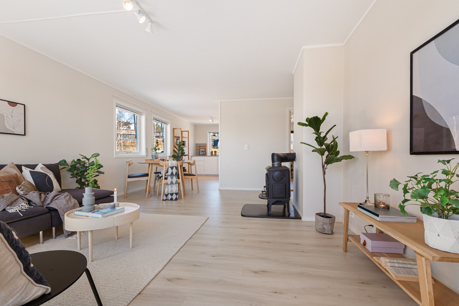Lenger inn i leiligheten møtes du av en lys og åpen kjøkken- og stueløsning. Rommet har flere vinduer som slipper inn rikelig med naturlig dagslys. Galleribilde