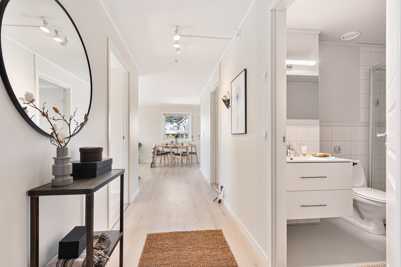 Velkommen inn i en lys og innbydende entré. Badet ligger praktisk til i umiddelbar nærhet til inngangsdøren. Galleribilde