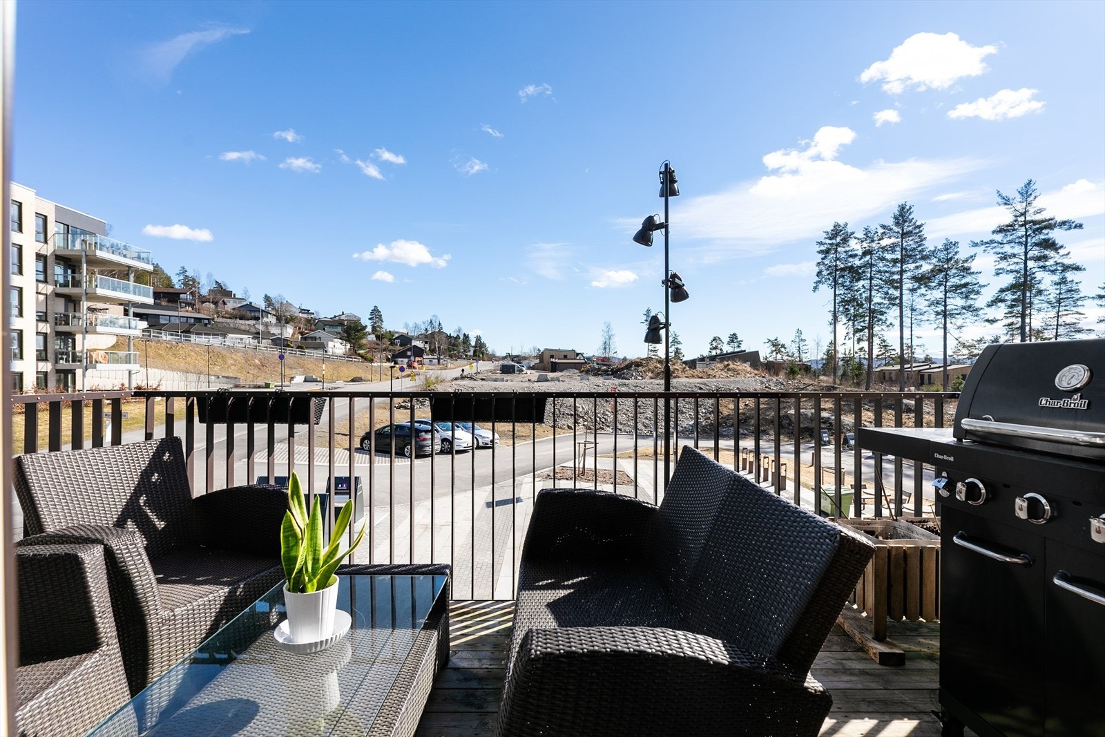 Balkongen på 8,2 m² er en fin forlengelse av stuen, med god plass til en sittegruppe. Galleribilde
