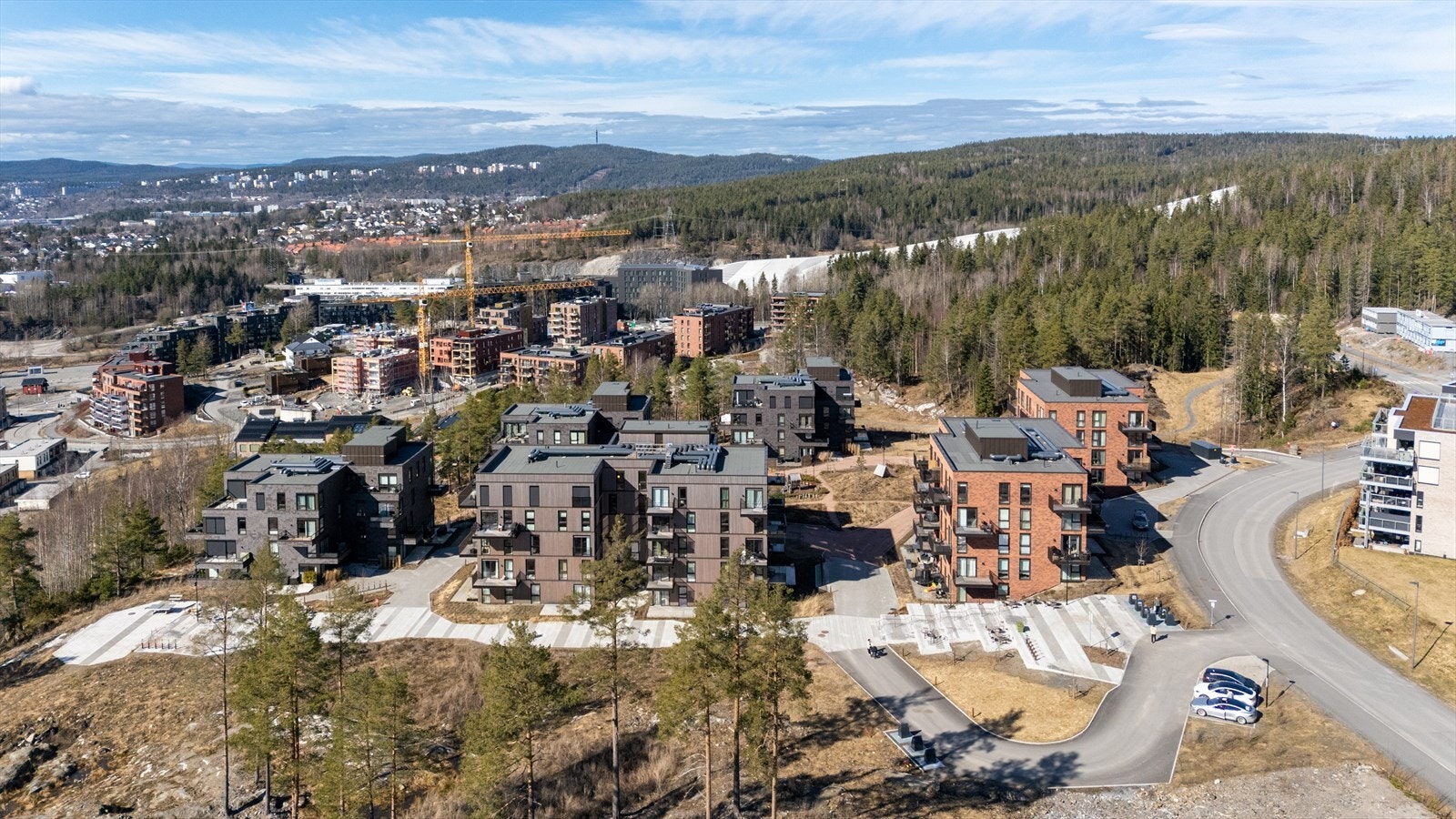 Nærområdet byr på et rikt servicetilbud med blant annet Metro Senter, Rema 1000 og flere skoler og barnehager. Galleribilde