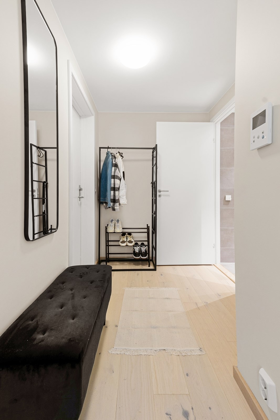 Entréen gir et godt førsteinntrykk og har parkett på gulvet, som er gjennomgående i leiligheten. Galleribilde