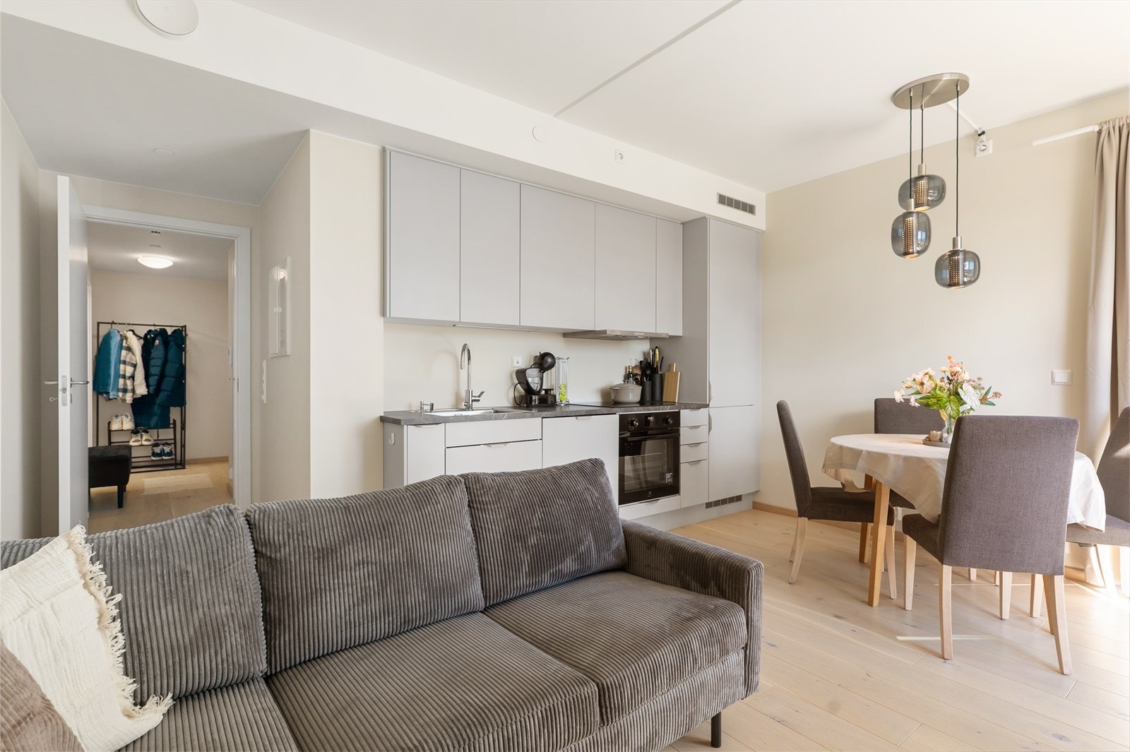 Gjennomgående parkett i hele leiligheten og malte, slette overflater gir et helhetlig og rent uttrykk. Galleribilde