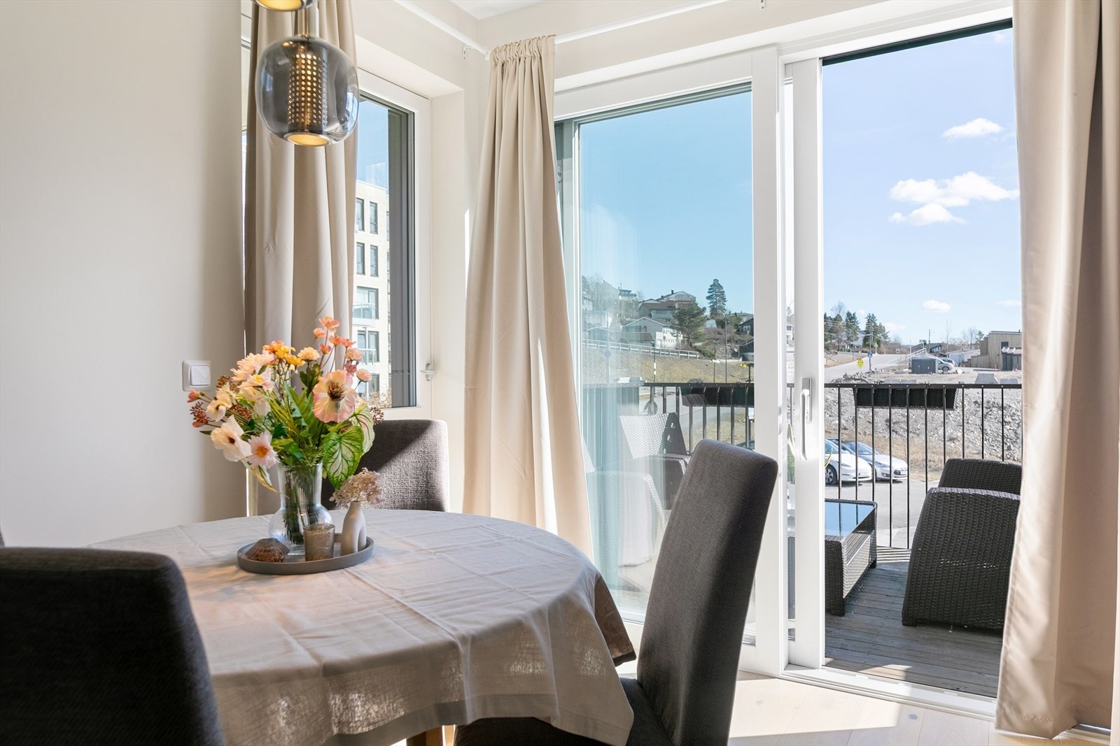 Det er god plass til både sofagruppe og spisebord i stuen. Galleribilde