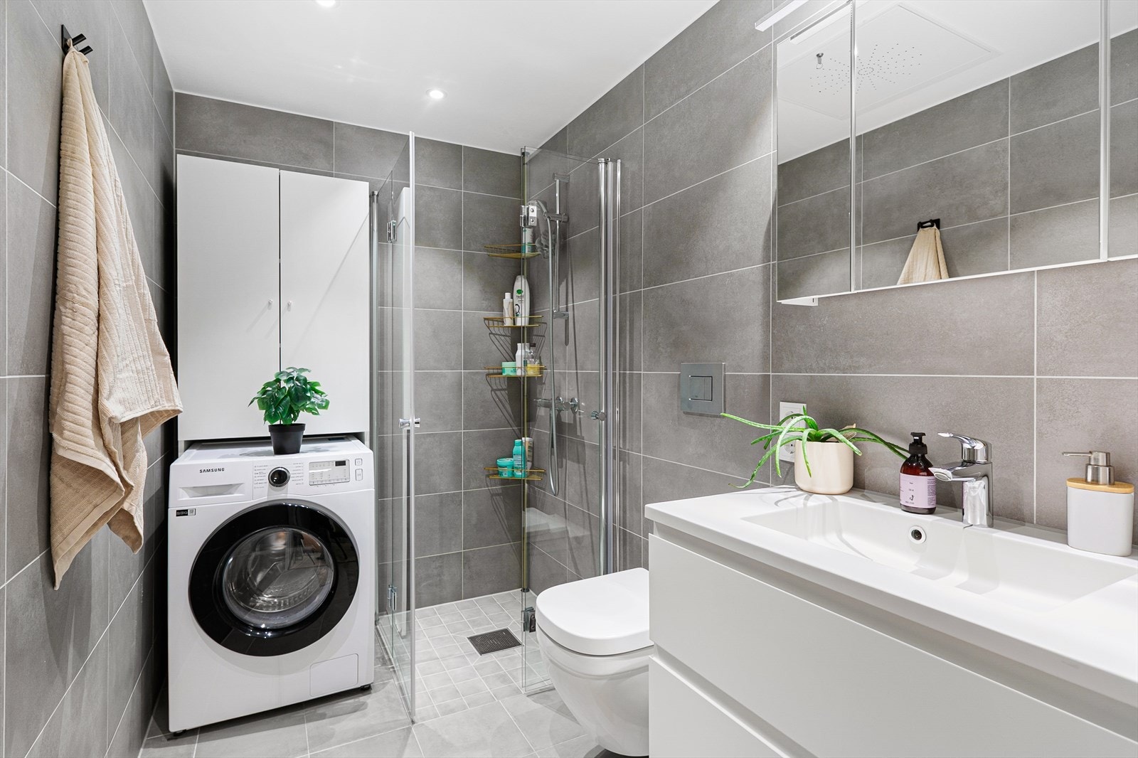Badet er fra byggeåret, med flislagte overflater, gulvvarme og opplegg for vaskemaskin. Galleribilde