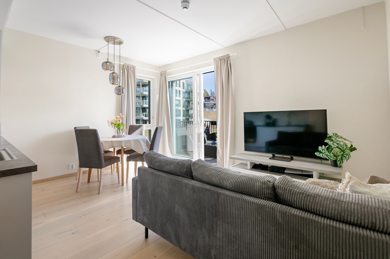 Store vindusflater og balkongdør med isolerglass fra byggeåret slipper inn rikelig med dagslys. Galleribilde