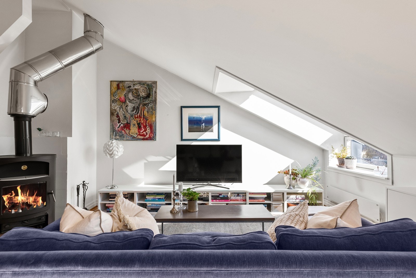 Romslig stue med peis Galleribilde