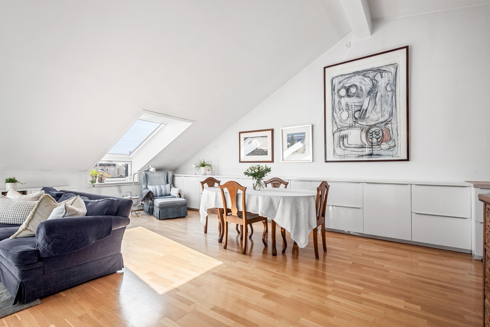 Det er god plass til sofagruppe og stort spisebord samt masse oppbevaring Galleribilde