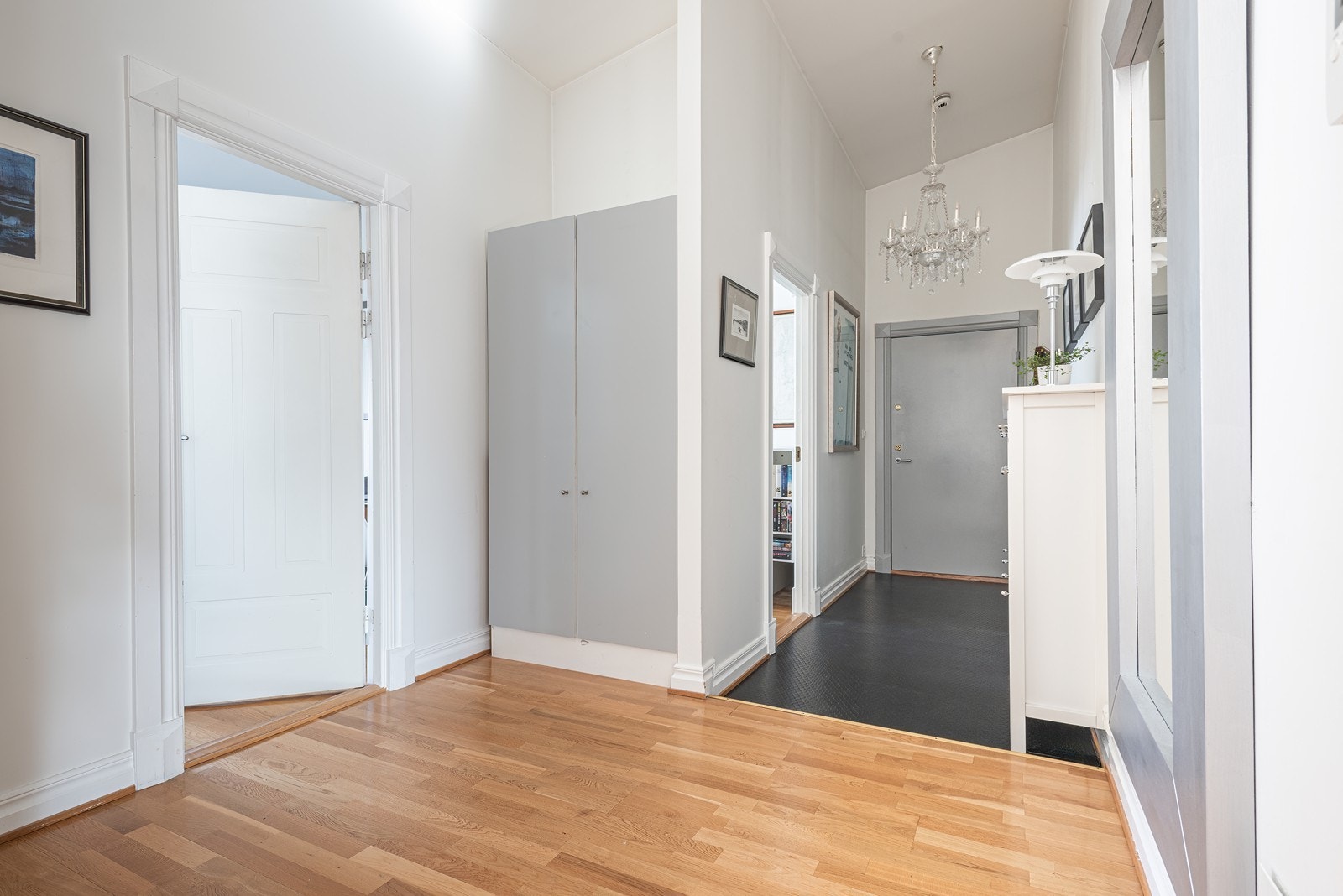 Innbydende gang med skapplass og gode oppbevaringsmuligheter Galleribilde