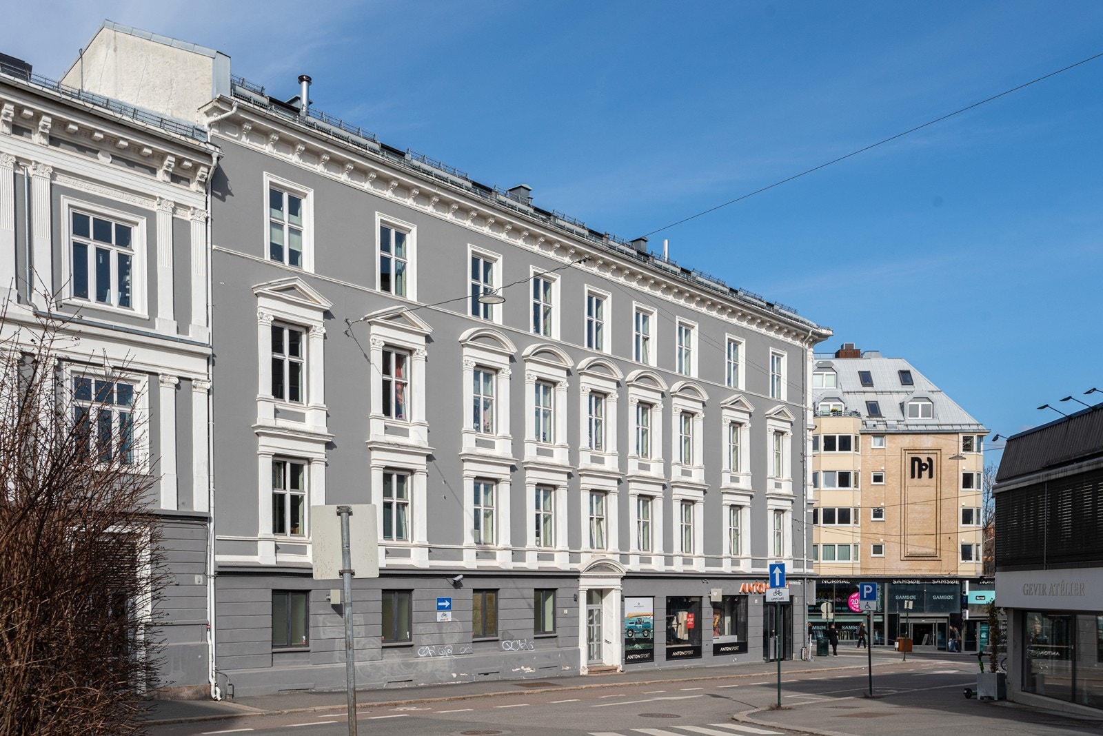 Leiligheten ligger høy og fritt på toppen, skjermet for trafikk og innsyn Galleribilde