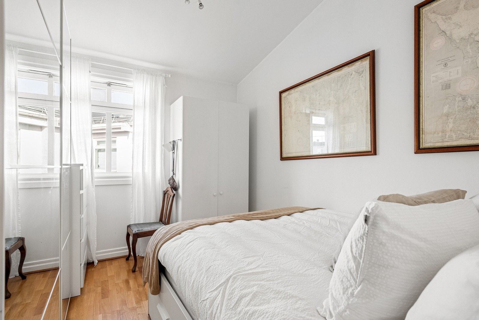 Soverom 1 med stor garderobe Galleribilde