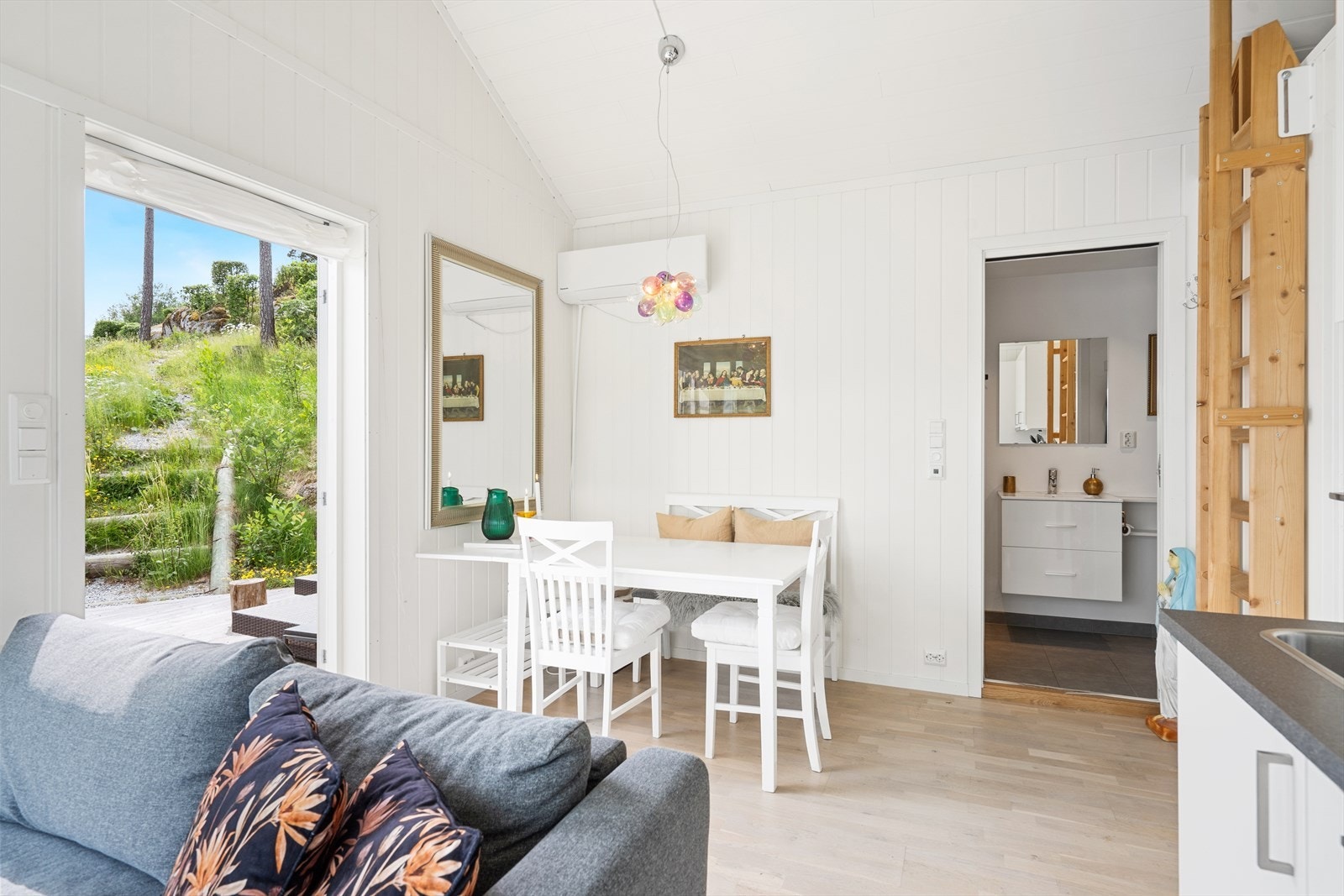 Utgang til terrasse gir enkel tilgang til uteområdet fra oppholdsrommet. Galleribilde