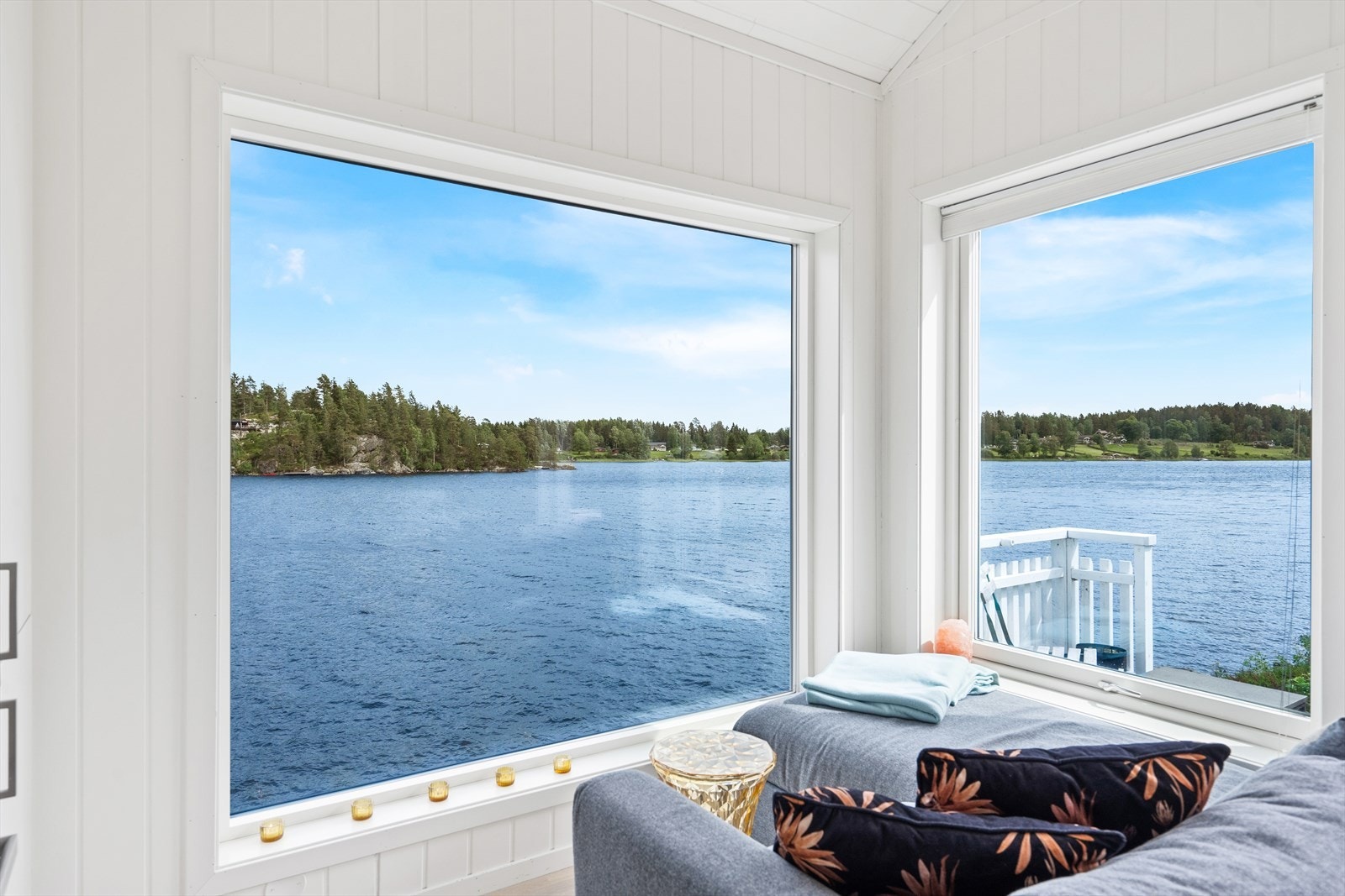 Fra stuen er det panoramautsikt over innsjøen gjennom store glassflater. Galleribilde