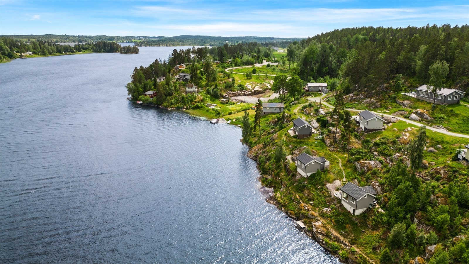 Hytta er del av et hyttefelt med privat vei og gangsti til eiendommen. Galleribilde