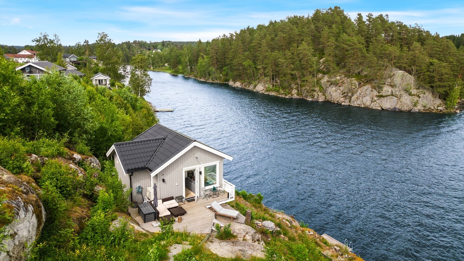 Fra verandaen kan man nyte vakker utsikt. Galleribilde