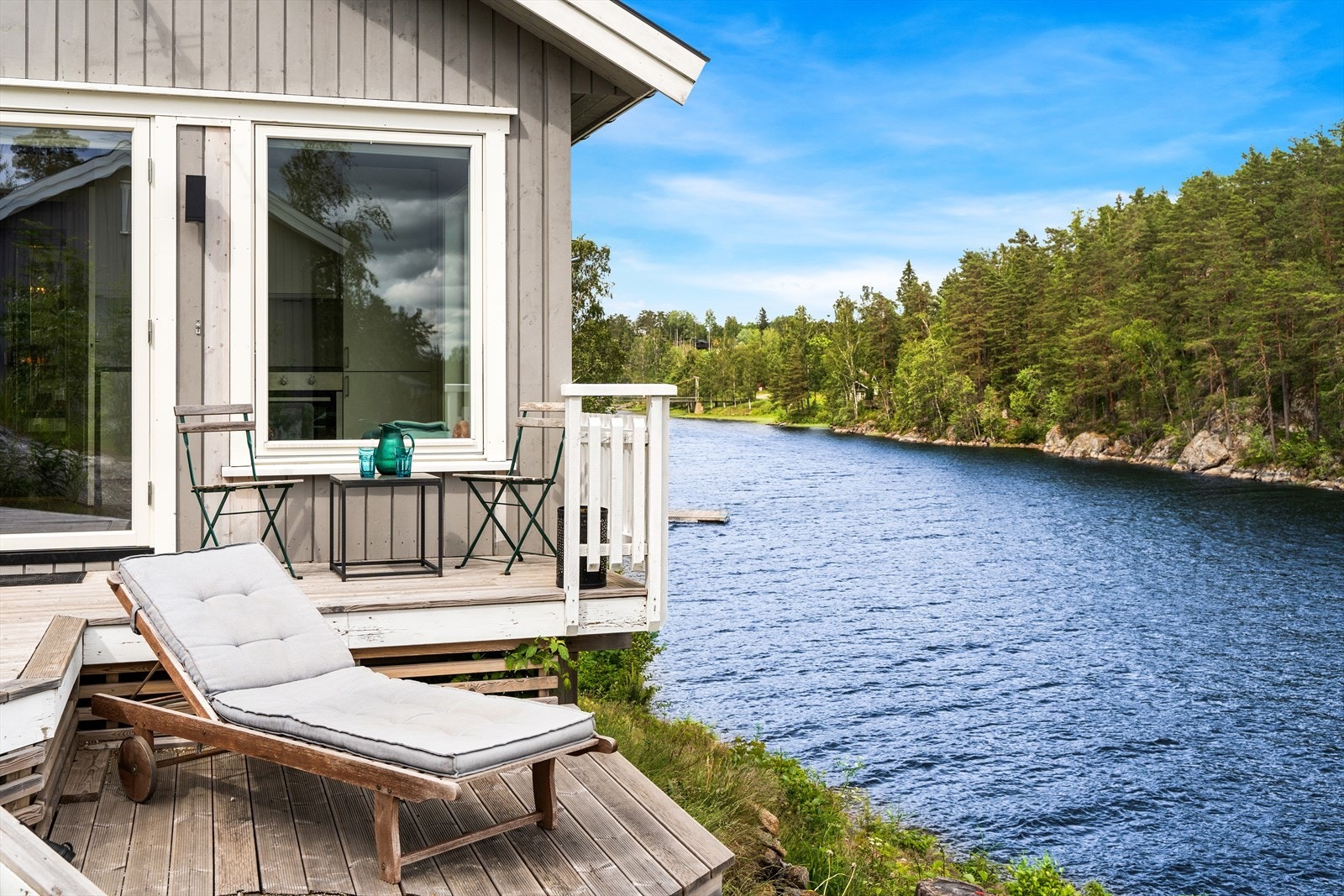 Verandaen på 17 m² har trykkimpregnerte gulvbord. Galleribilde