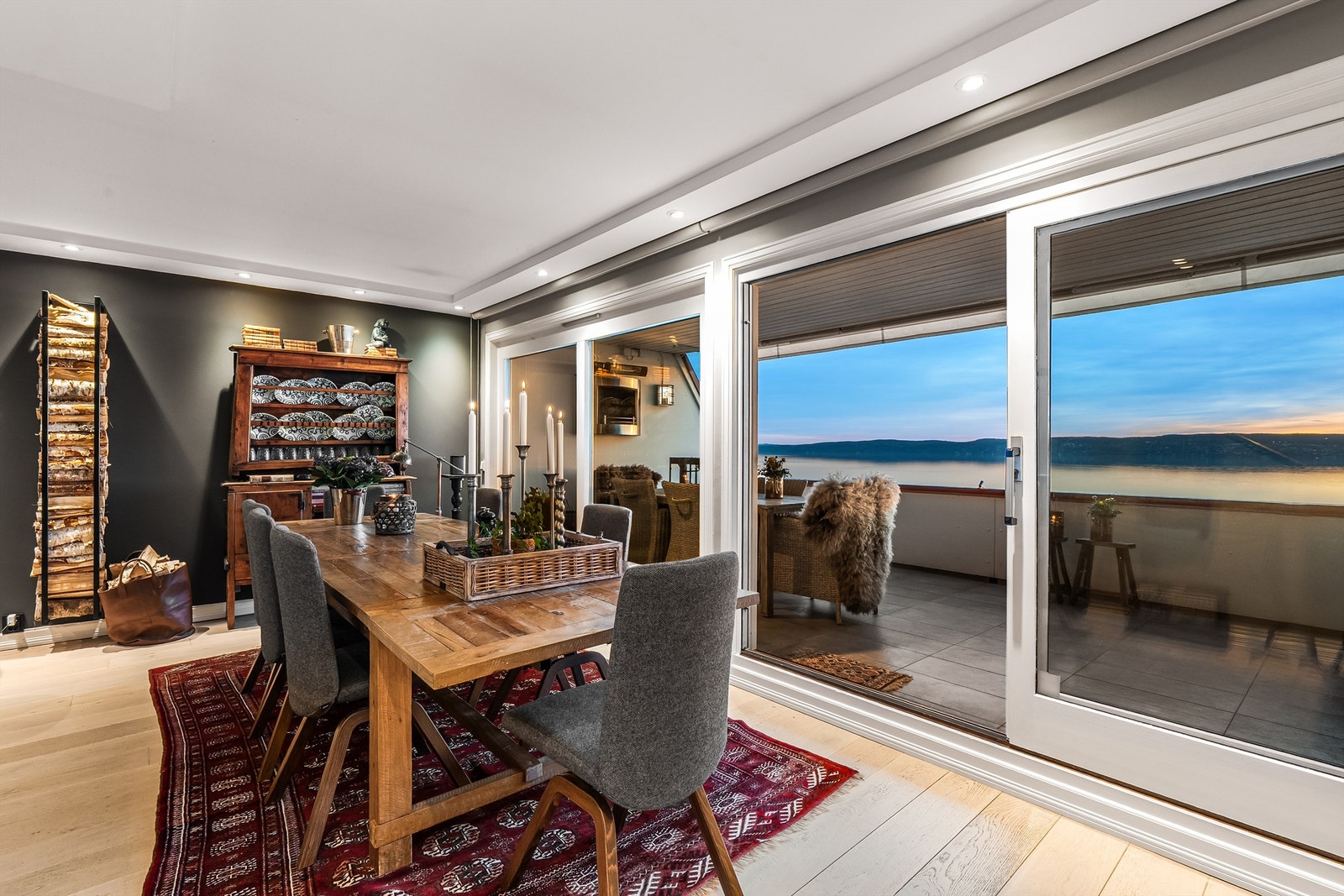 Fra spisestuen er det utgang til en overbygget terrasse på 18 m². Galleribilde