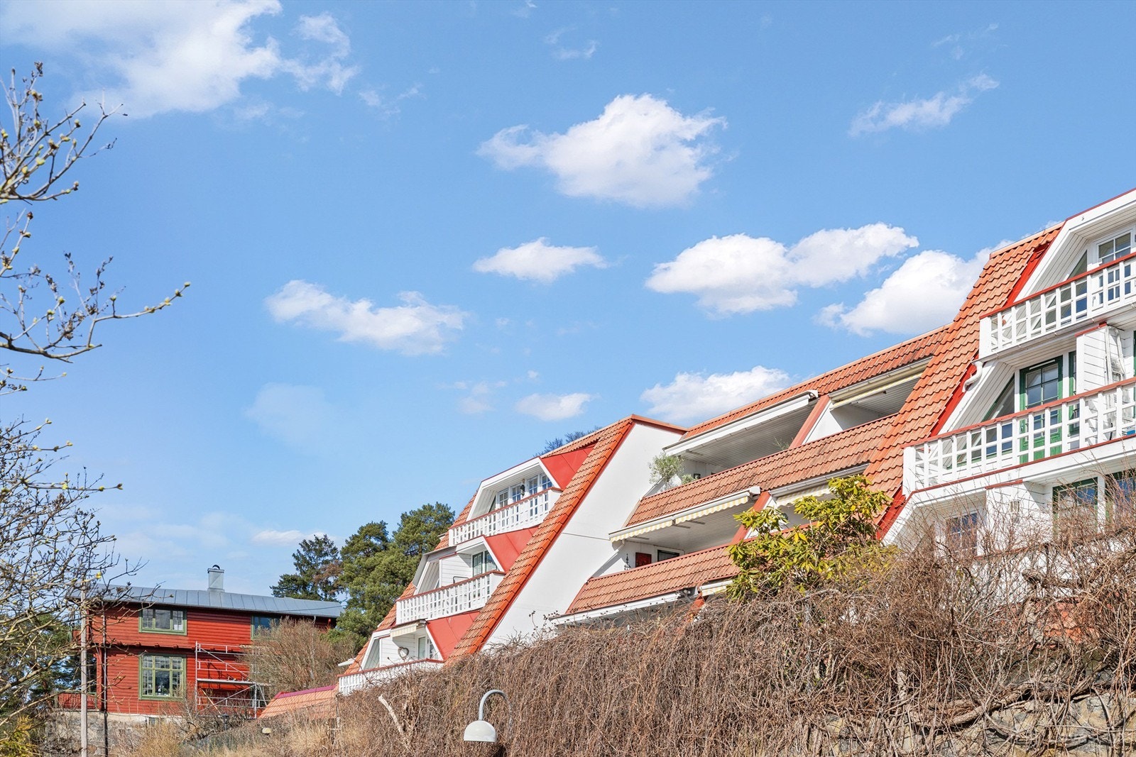 Eiendommen ligger høyt og fritt i den populære Nordstrandskråningen. Galleribilde