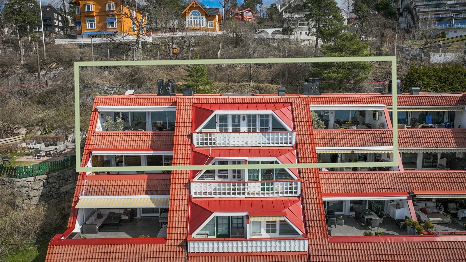 Leiligheten ligger i toppetasjen og har to store terrasser samt balkong. Galleribilde