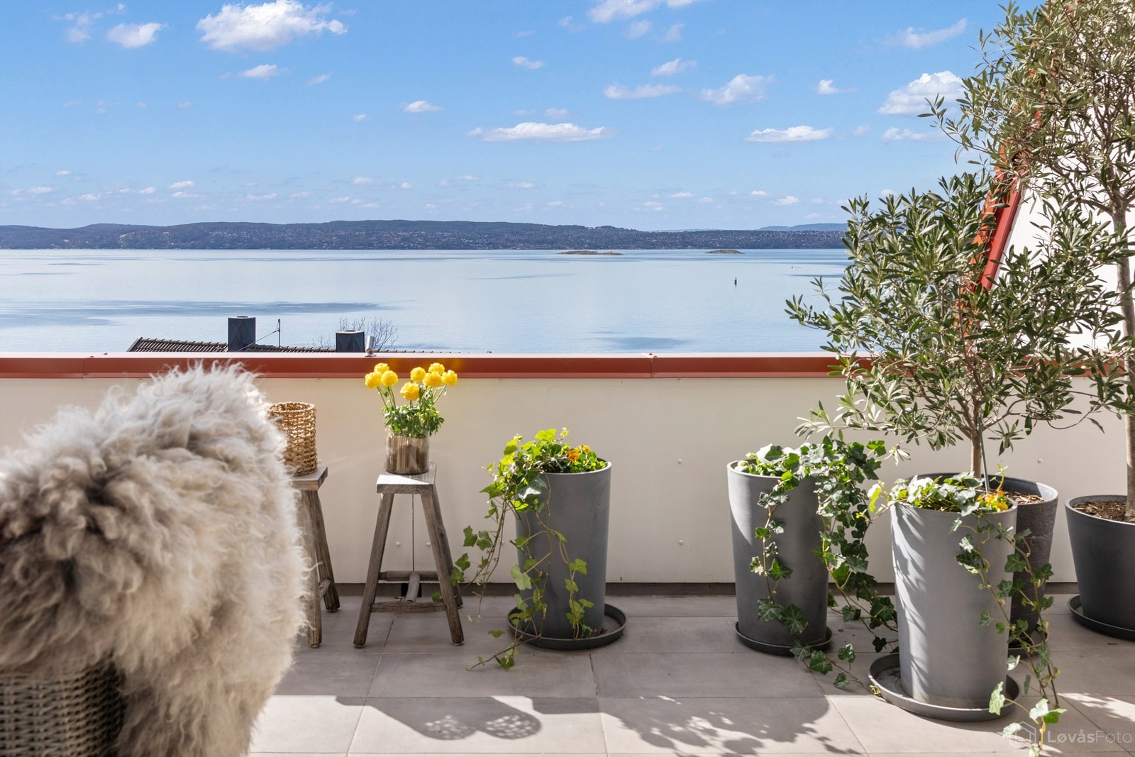Totalt har leiligheten 41 m² med private, overbygde uteplasser fordelt på to terrasser og en balkong. Galleribilde