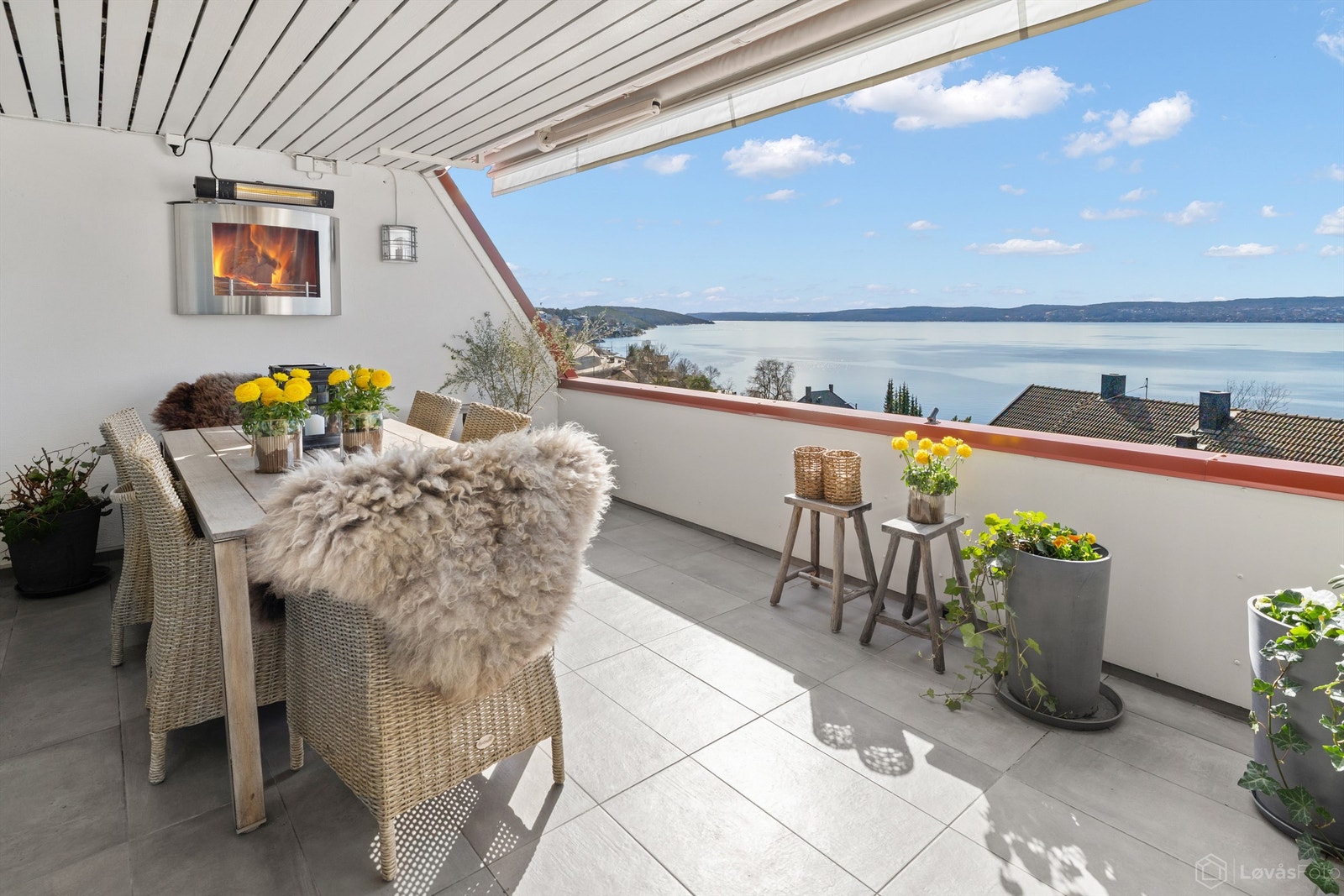 Terrassen utenfor stuen er på 18 m² og er utstyrt med elektrisk markise. Galleribilde