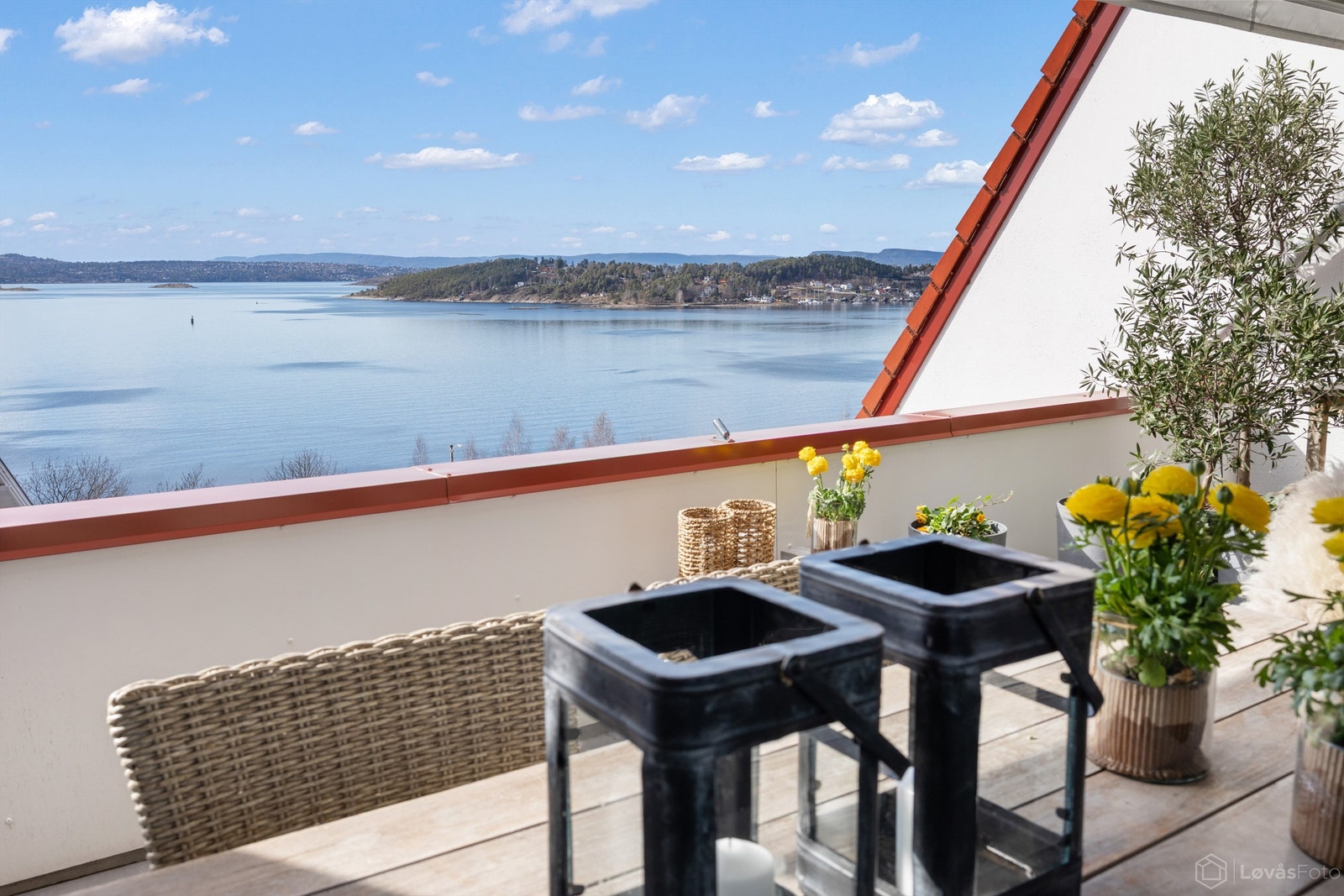 En usjenert uteplass med panoramautsikt over fjorden, øyene og Nesoddlandet. Galleribilde