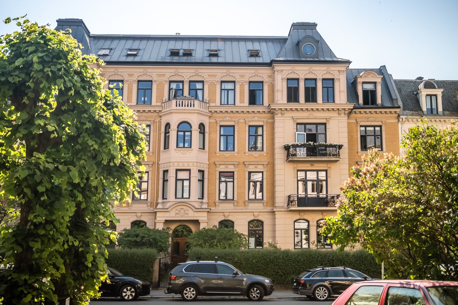 Her bor du i et veldrevet sameie. Galleribilde