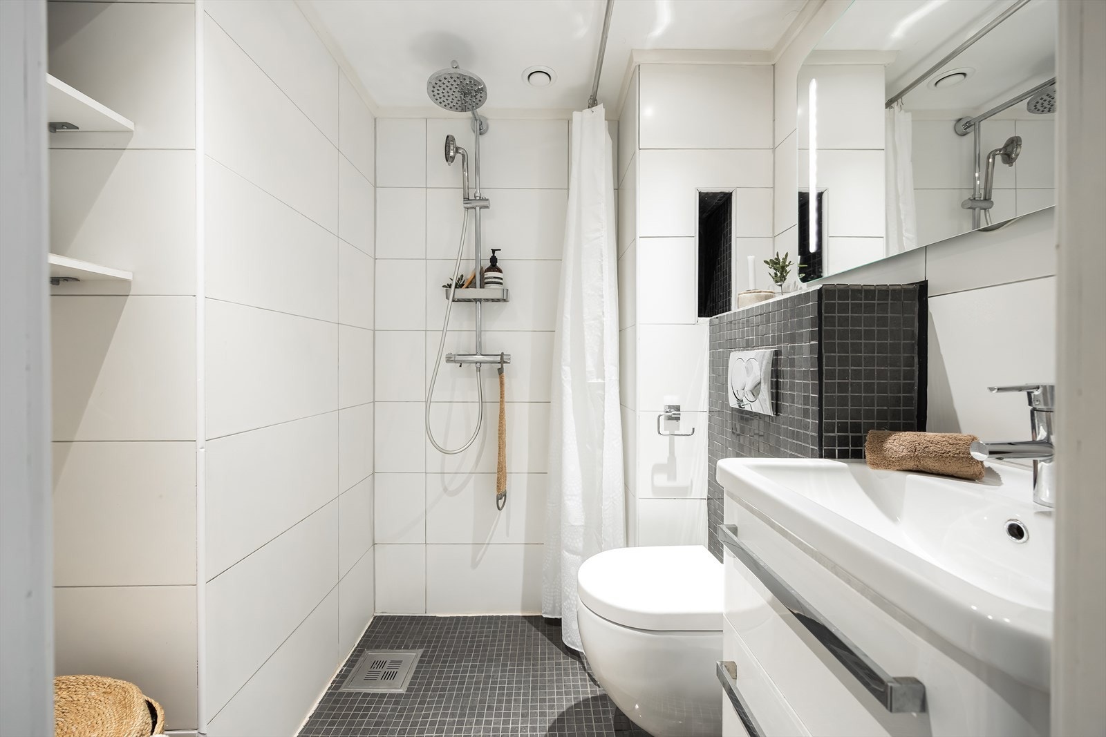 Badet ble etablert i 2014 og er utstyrt med vegghengt toalett, dusjnisje og opplegg for vaskemaskin. Galleribilde