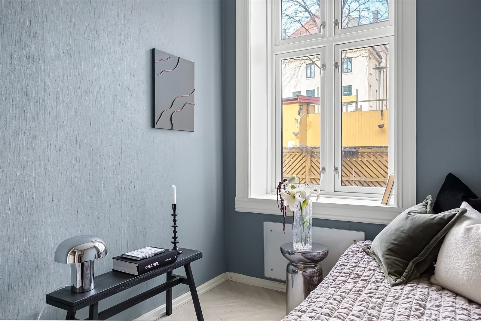 Vinduene i leiligheten er fra 2017 og har 3-lags isolerglass, som sikrer god isolasjon og støyreduksjon. Galleribilde