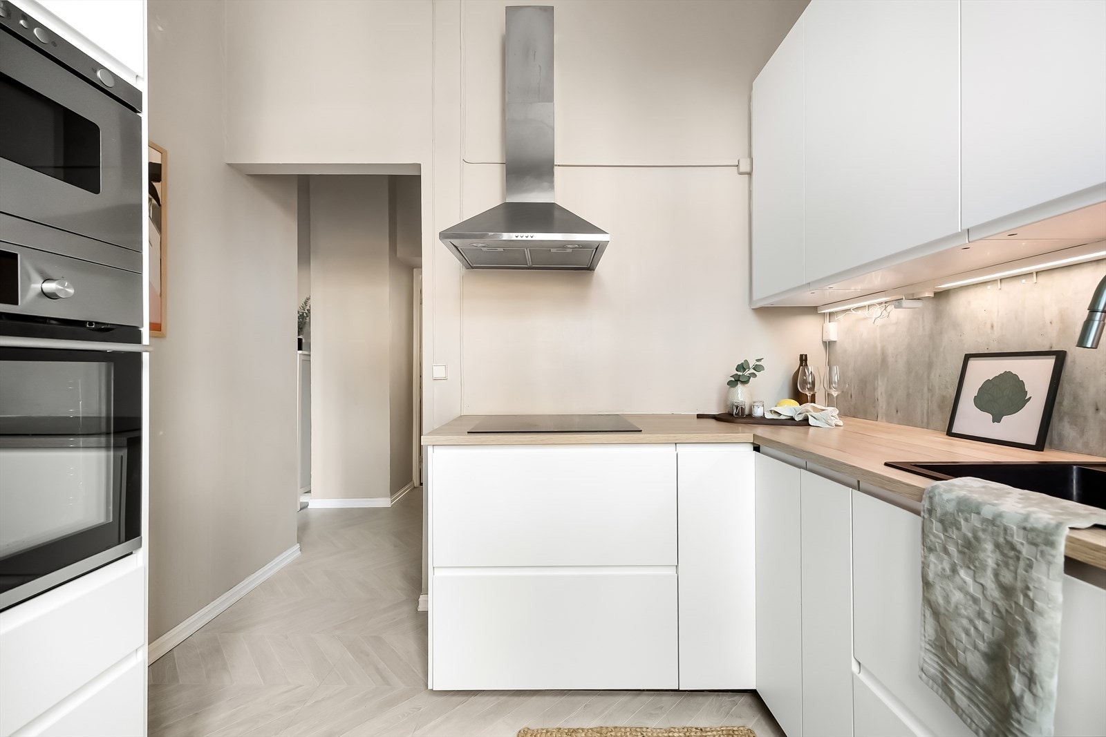 Kjøkkenet har en moderne platetopp og ventilator med kullfilter, som gir fleksibel plassering i rommet. Galleribilde