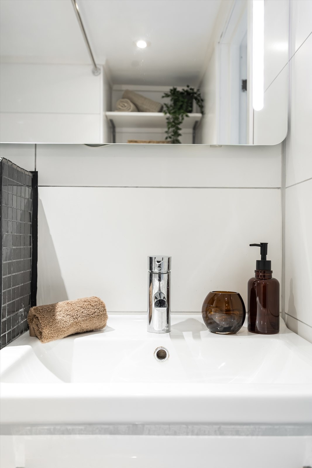 Badet har en stilren servantinnredning med ettgreps blandebatteri. Galleribilde