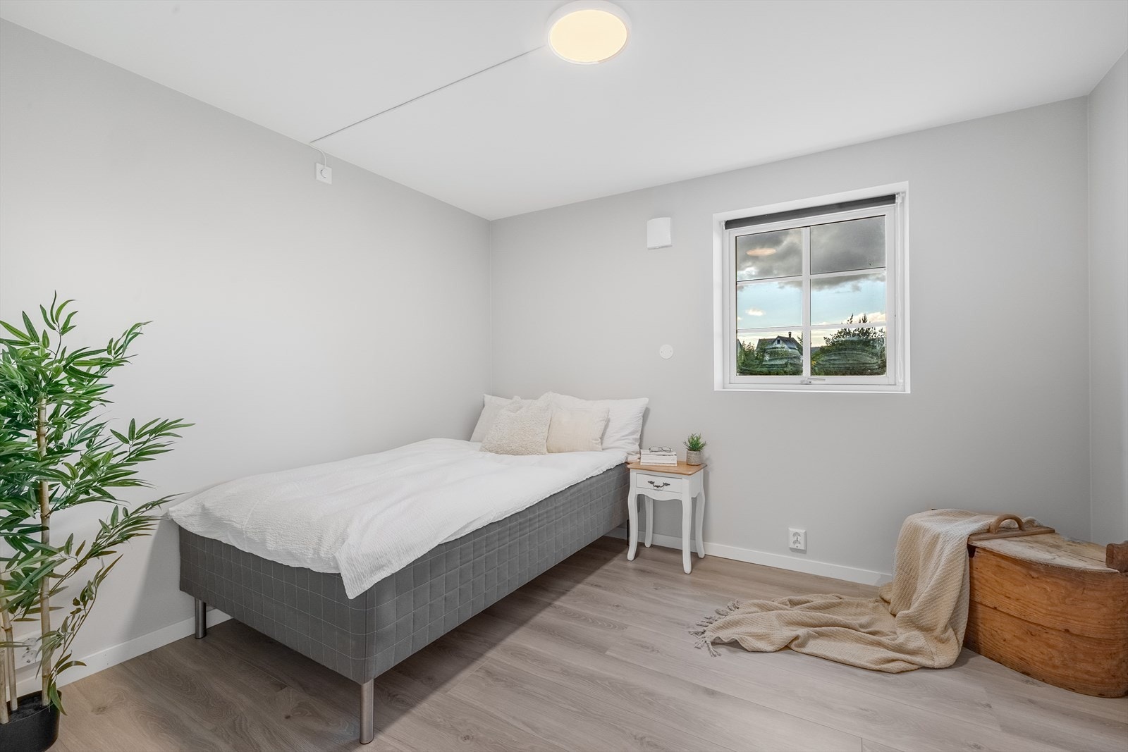 Det er to soverom i underetasjen. Dette er på 9,4 m² og har god plass til ønskelig møblement. Galleribilde