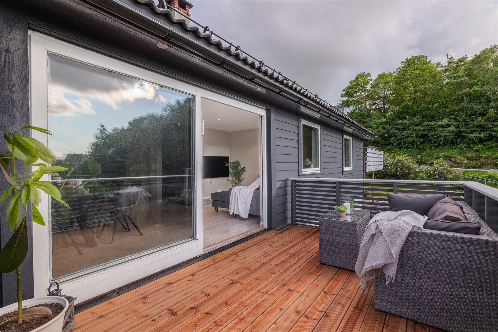 Fra stue er det utgang til leilighetens altan på 11 m². Galleribilde