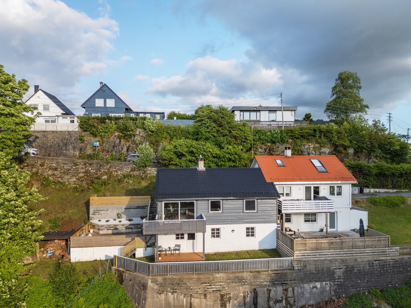 Her er det kort avstand til "alt" man trenger i hverdagen, med gangavstand til butikk, buss, skole og barnehage. Galleribilde
