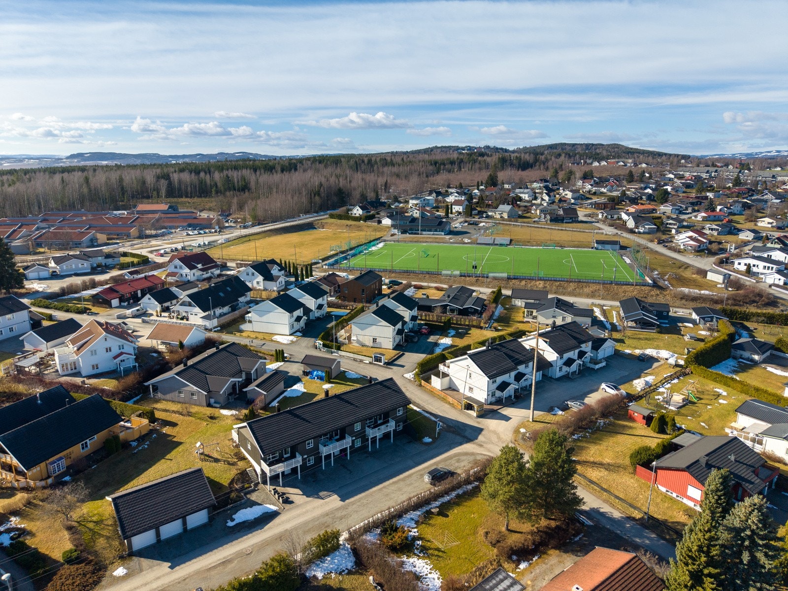 Eiendommen ligger i et attraktivt og barnevennlig boligområde på Smeby, i rolige og trygge omgivelser. Galleribilde