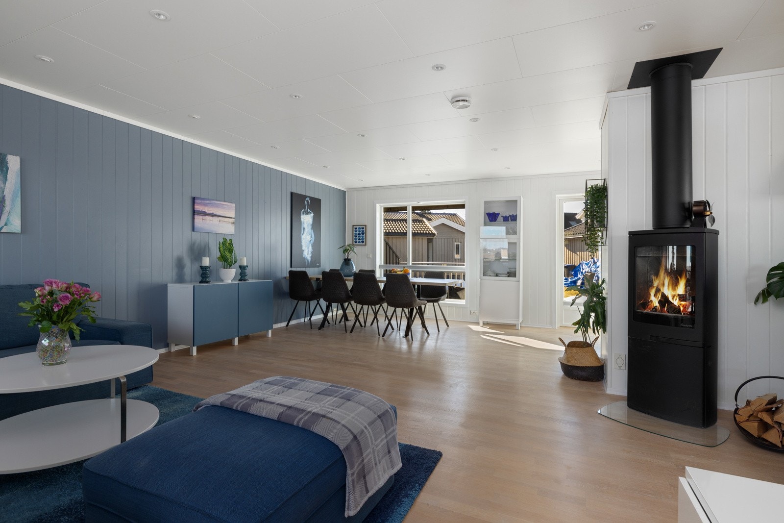 Fra stue har du utgang til uteplass på begge sider av boligen. Galleribilde