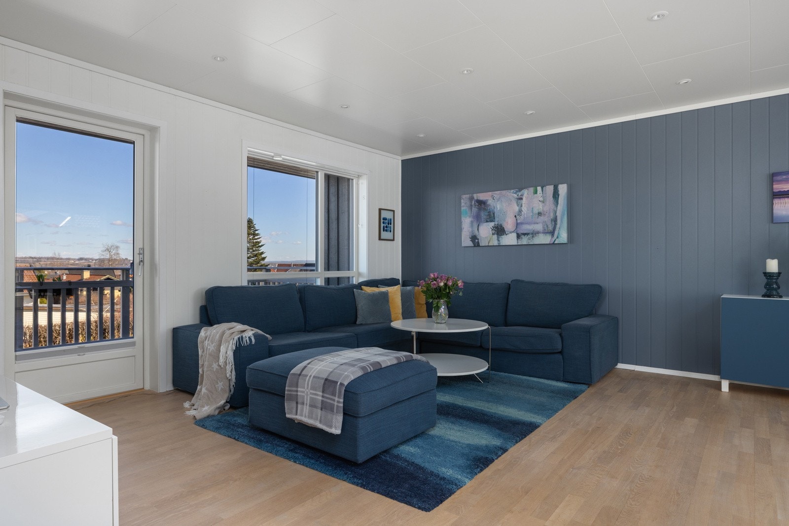 Det er uteplass på hver side av boligen som gjør at du kan følge solen. Galleribilde