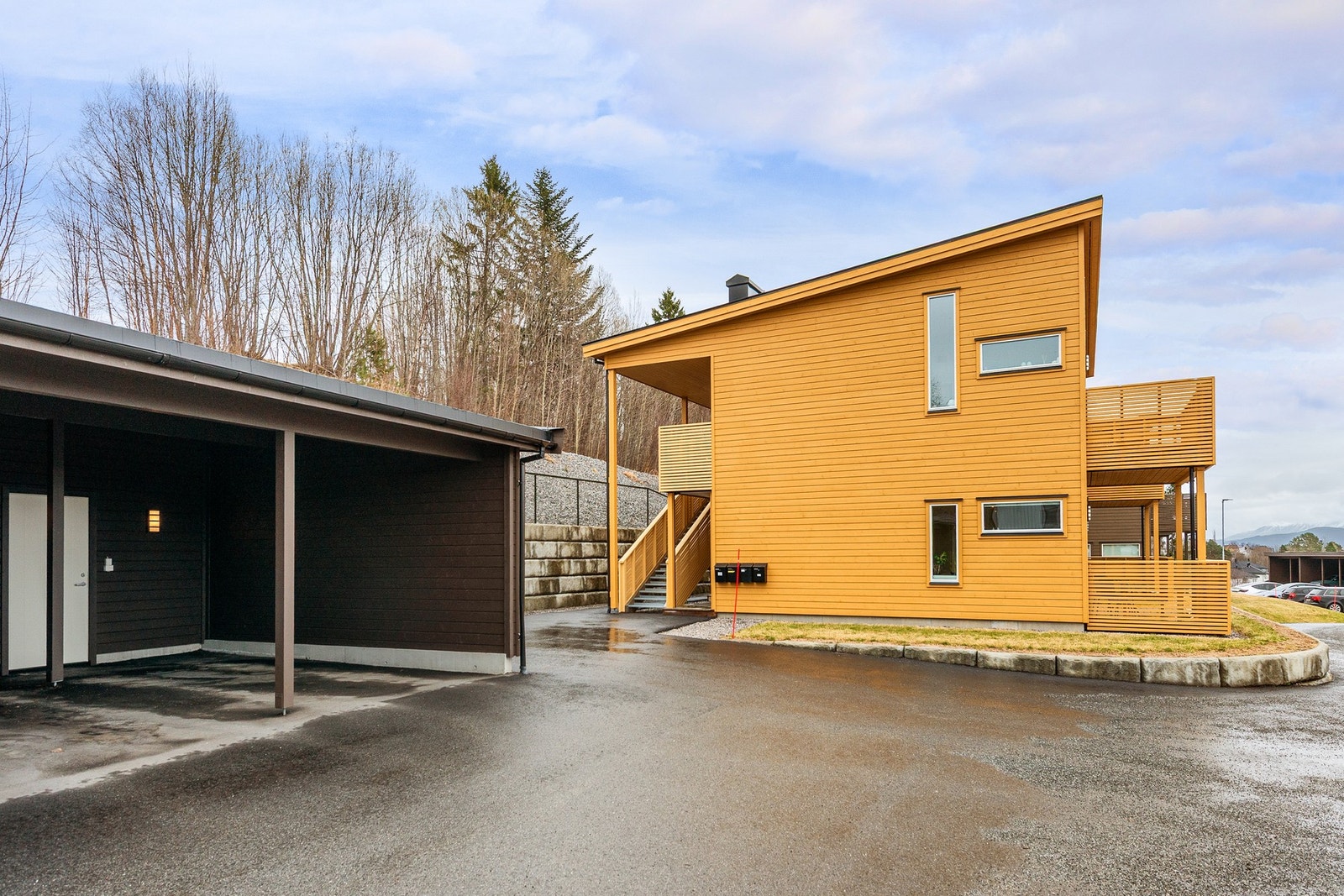 Kort adkomst til carport og sportsbod. Det er carporten nærmest bygget som tilhører leiligheten. Galleribilde