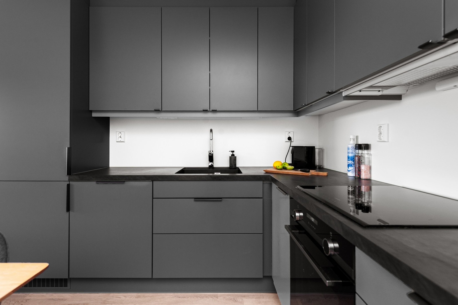 Moderne kjøkken fra HTH, bestående av glatte fronter og benkeplate i laminat. Galleribilde