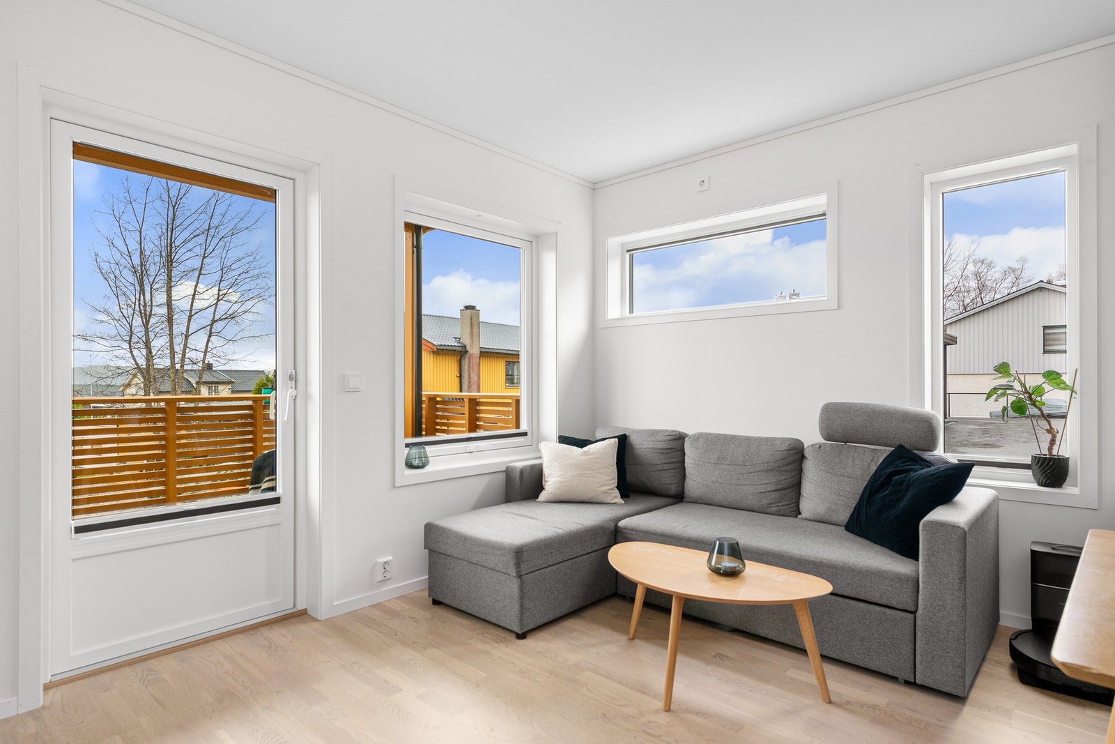 Stuen har lyse overflater og adkomst til terrasse. Galleribilde