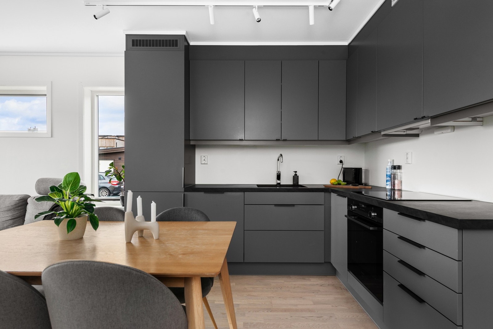 Moderne kjøkken fra HTH, bestående av glatte fronter og benkeplate i laminat. Galleribilde